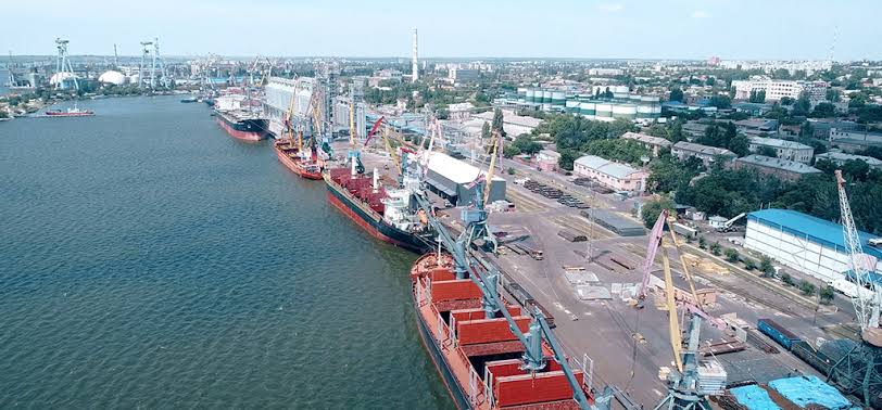 Портова інфраструктура Миколаєва з вантажними суднами біля причалів