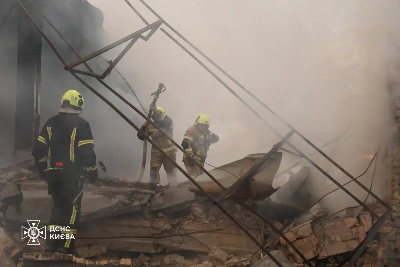 Рятувальники ДСНС розбирають завали серед уламків ракети після удару по Києву