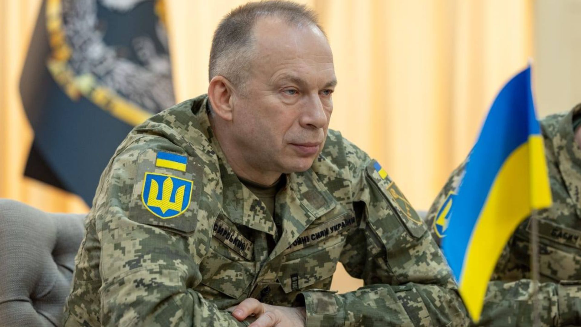 Портрет генерала Олександра Сирського на тлі прапора України