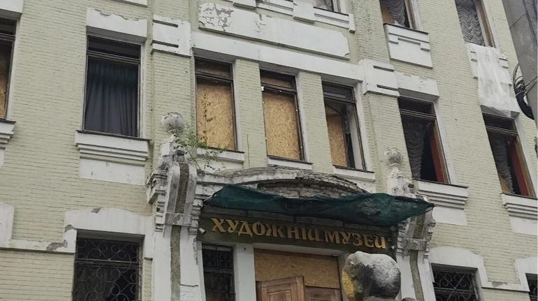 Пошкоджена будівля художнього музею в Дніпрі після російського удару