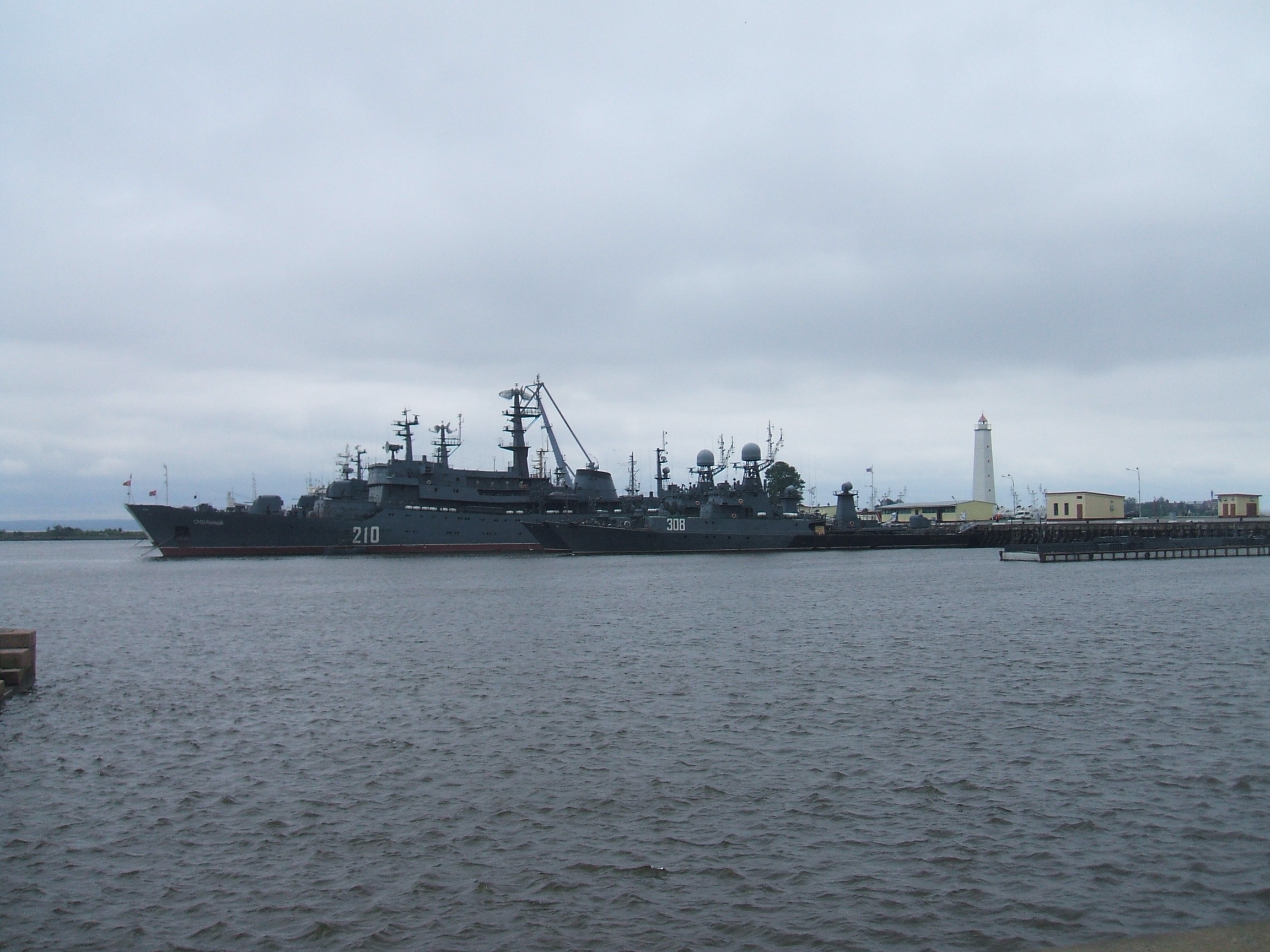 Військово-морська база в Кронштадті на острові, що прикриває підступи до Санкт-Петербурга