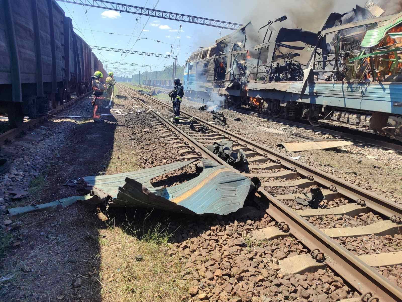 Рятувальники гасять пожежу на місці удару по пасажирському потягу на Запоріжжі