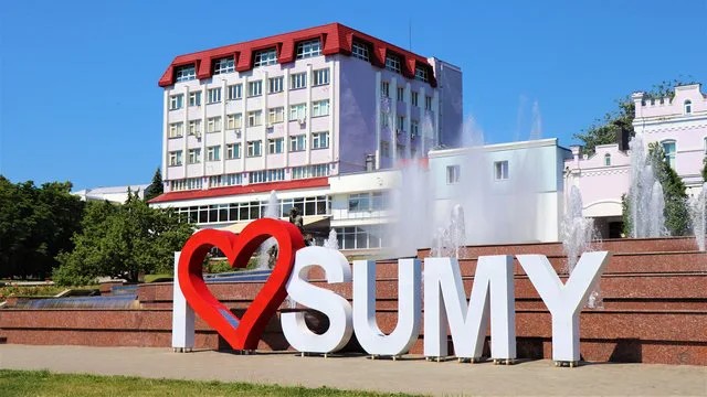 Пожежа на автозаправній станції в Сумах після удару російського дрона
