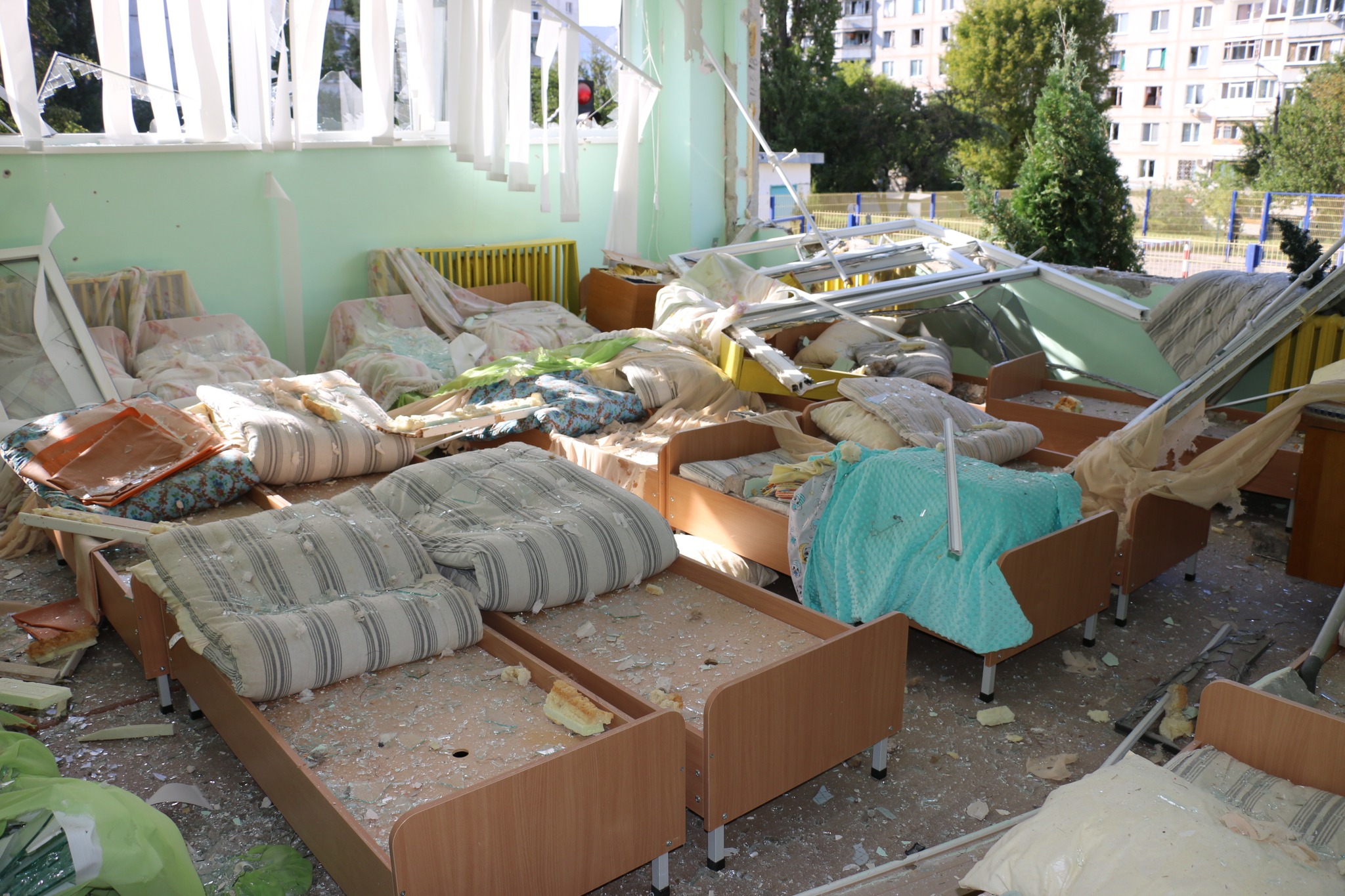 Наслідки обстрілу житлового кварталу Харкова