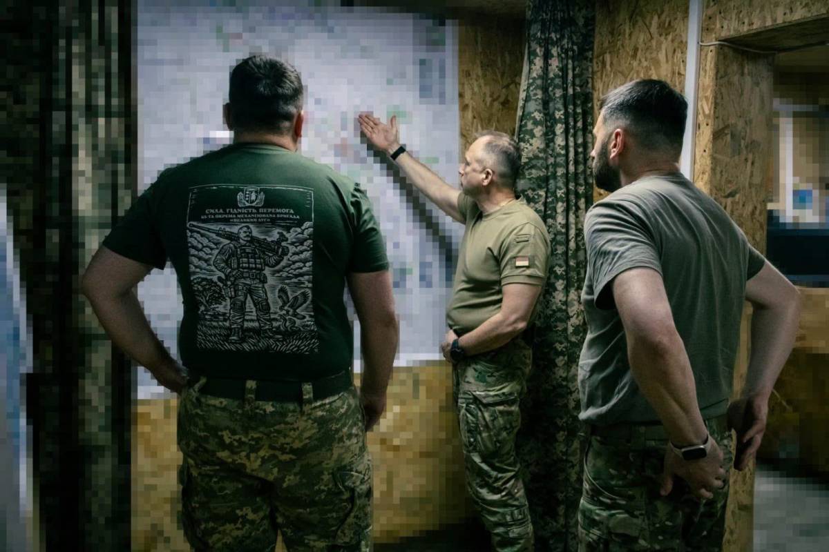 Головнокомандувач Сирський аналізує оперативну карту з командирами на нараді