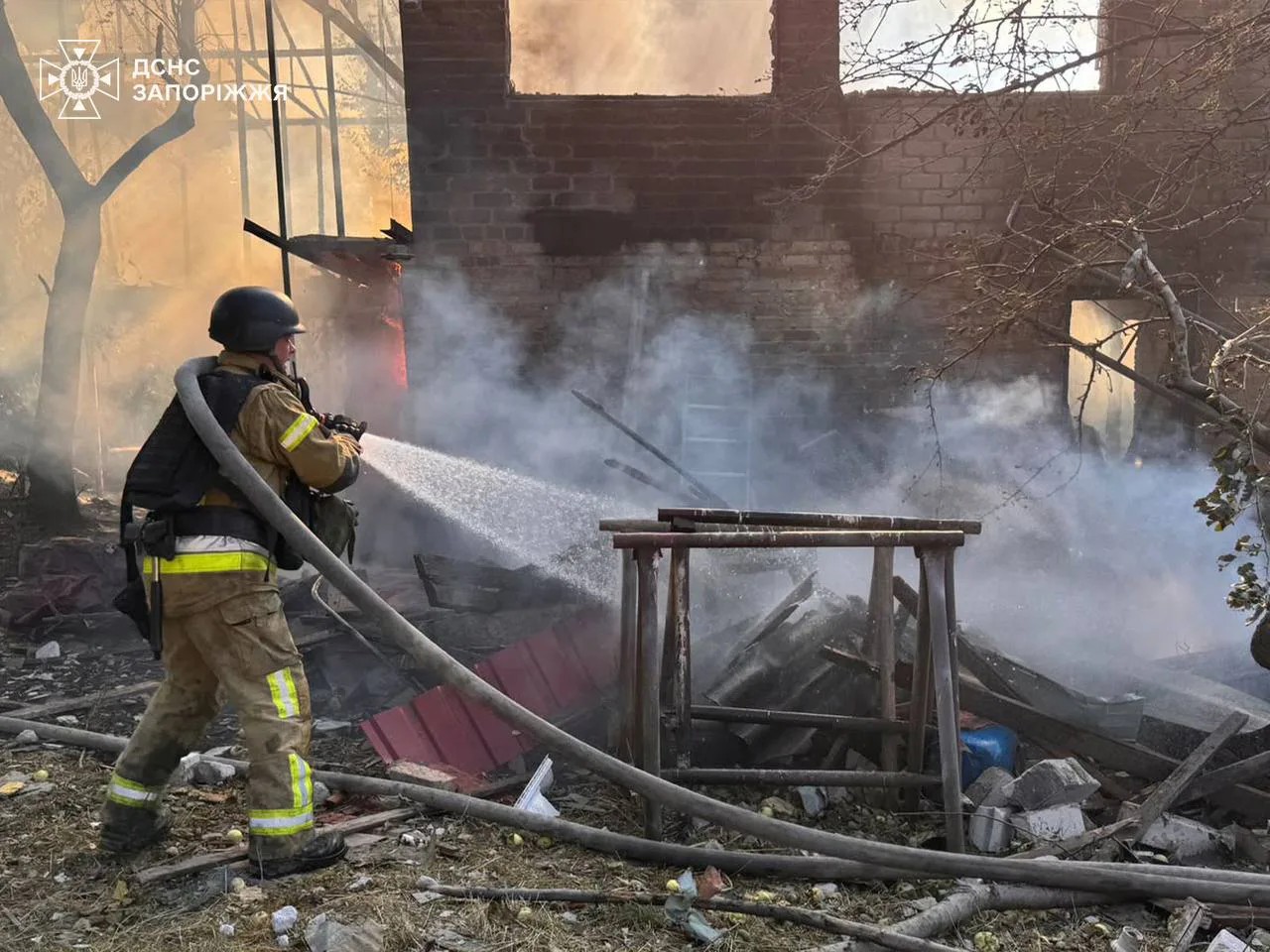 Пожежа охопила приватний будинок у Запоріжжі внаслідок удару керованою авіабомбою