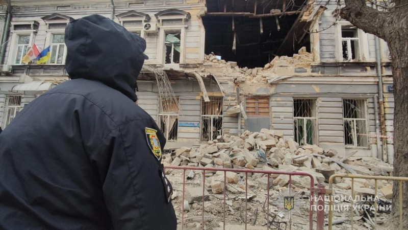 Пошкоджена будівля навчального закладу в Одесі після російського удару