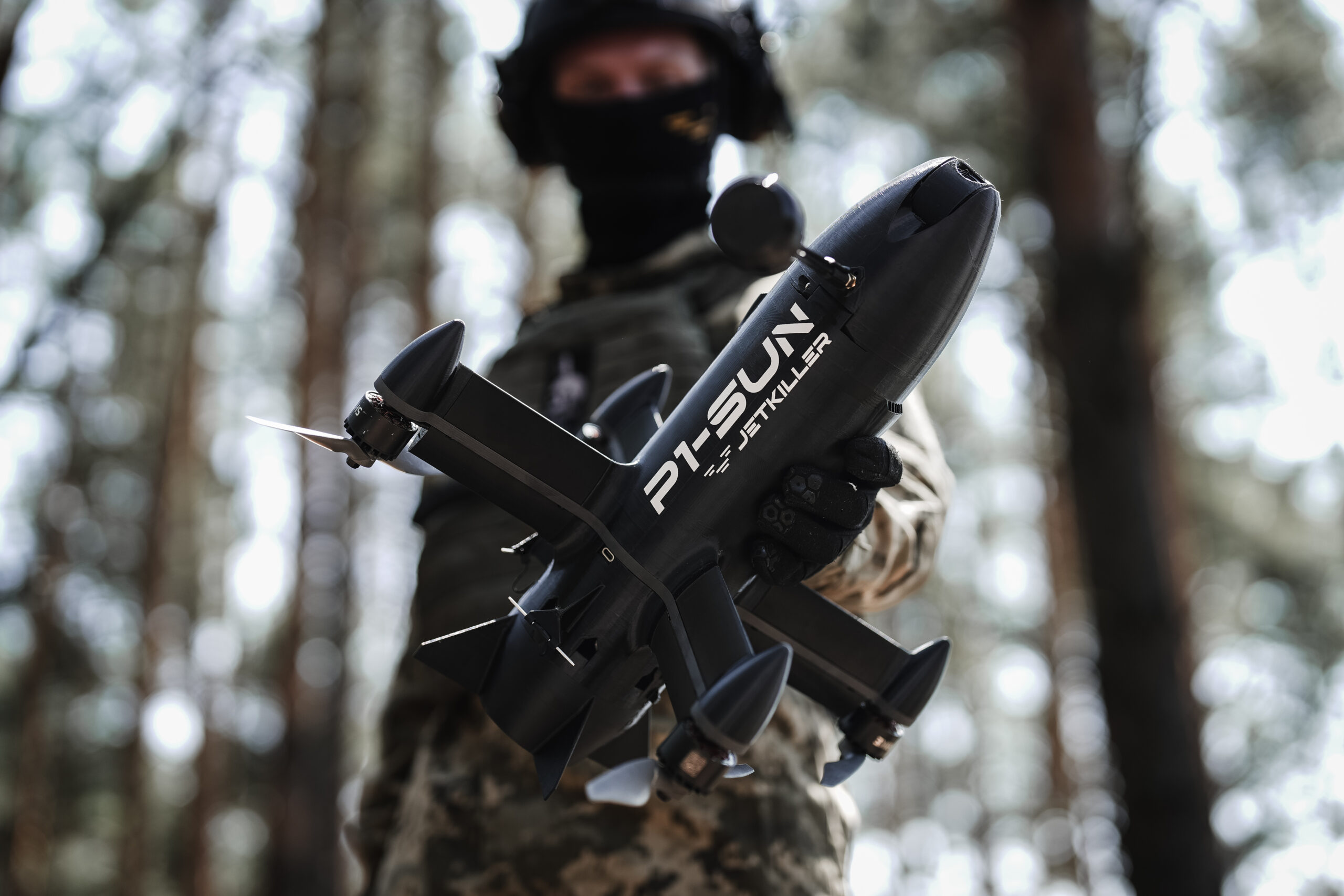 Український військовий тримає дрон-перехоплювач P1-SUN JetKiller у лісі