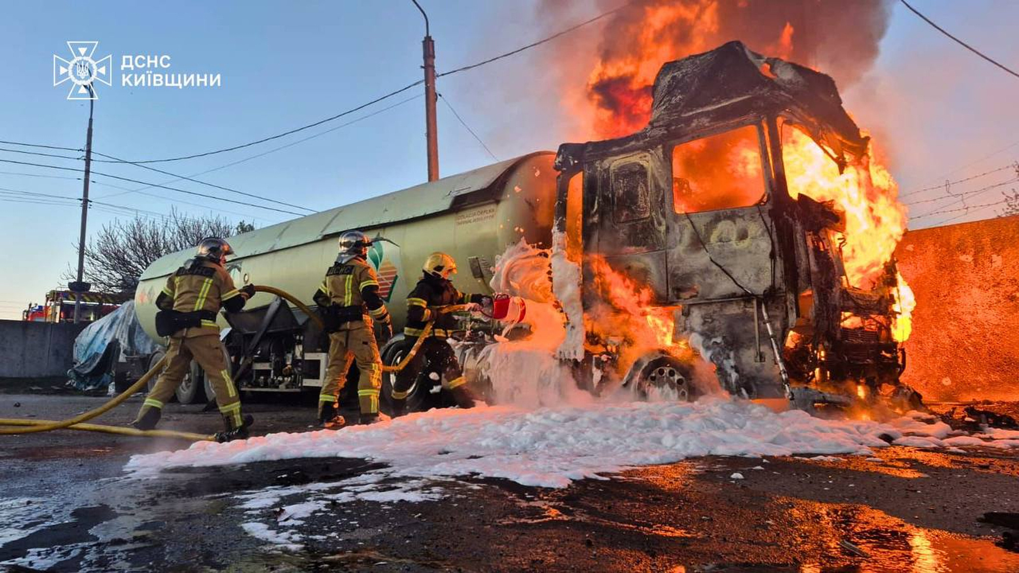 Рятувальники гасять пожежу на паливній цистерні після удару по об'єктах інфраструктури (ілюстративне фото)
