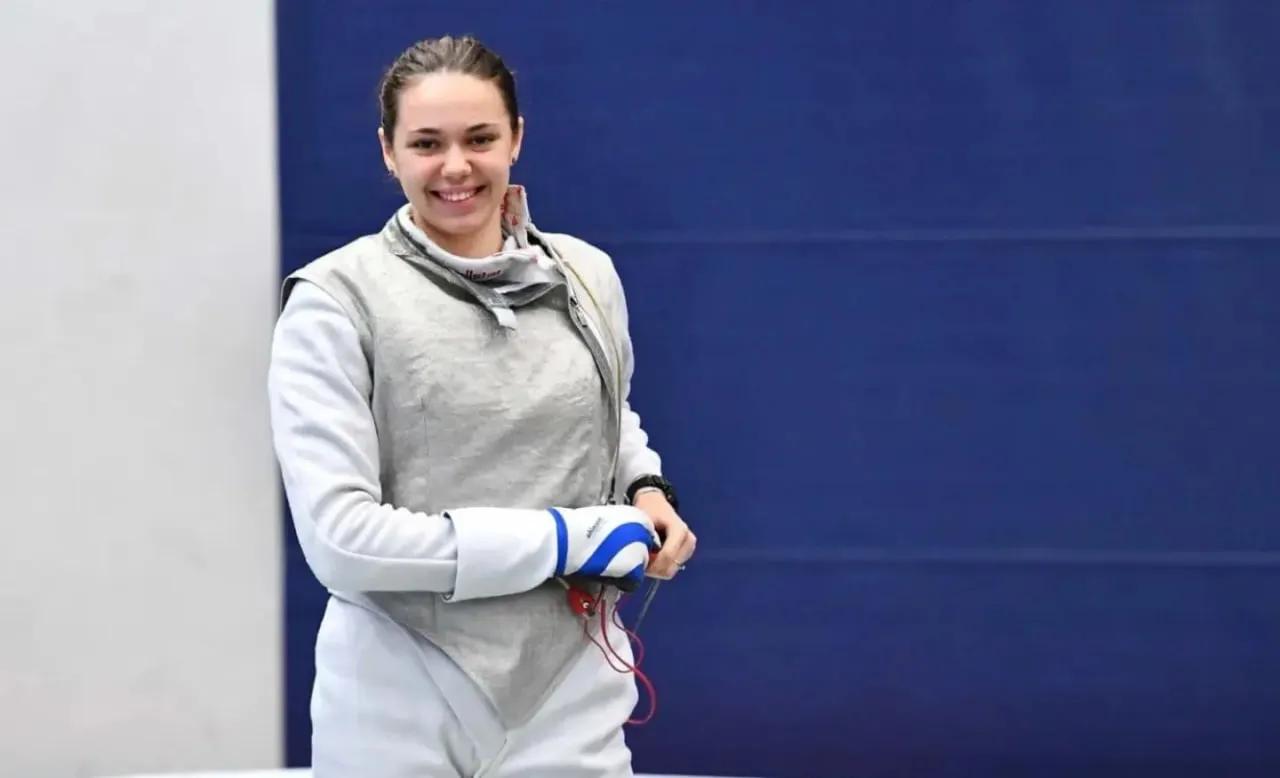 Alina Poloziuk in fencing gear ahead of a bout at the World Championships