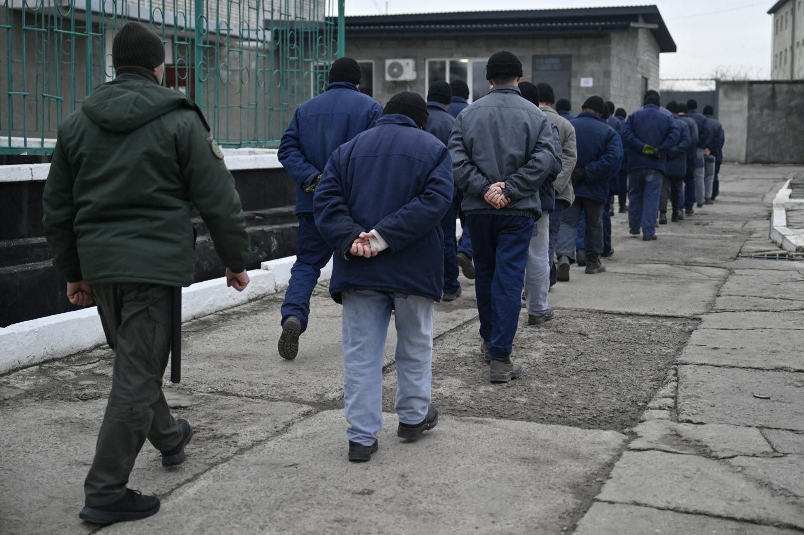 Колона російських військовополонених прямує територією одного з таборів утримання в Україні
