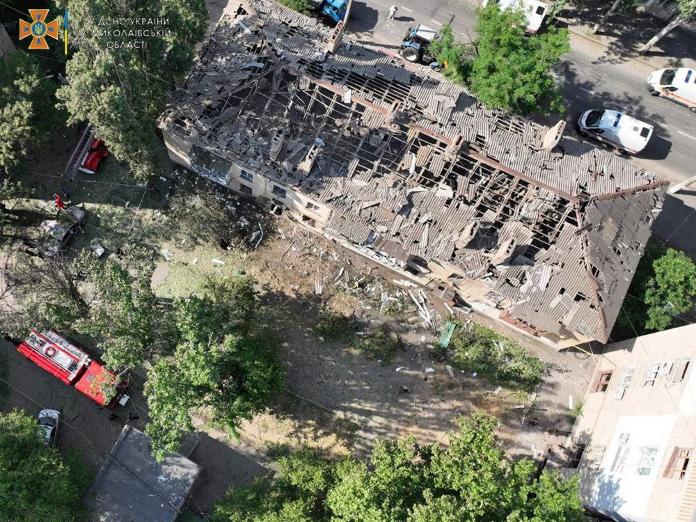 Наслідки удару по житловому кварталу Миколаєва