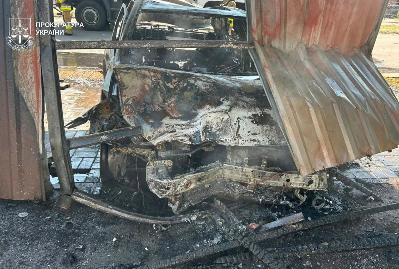 Слідчий прокуратури оглядає пошкоджену будівлю та автомобіль після удару по Слов'янську