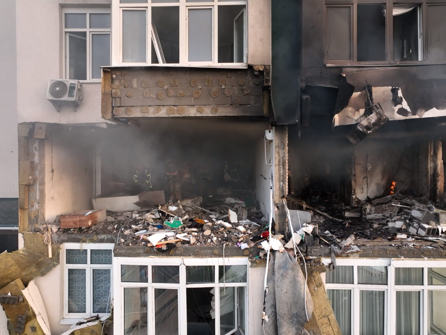Мешканці та рятувальники на місці удару в Києві