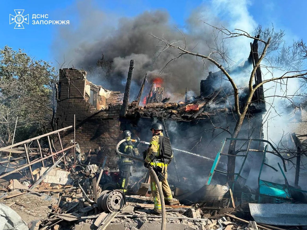 Пожежники продовжують гасіння вогню серед завалів зруйнованого будинку в Запоріжжі