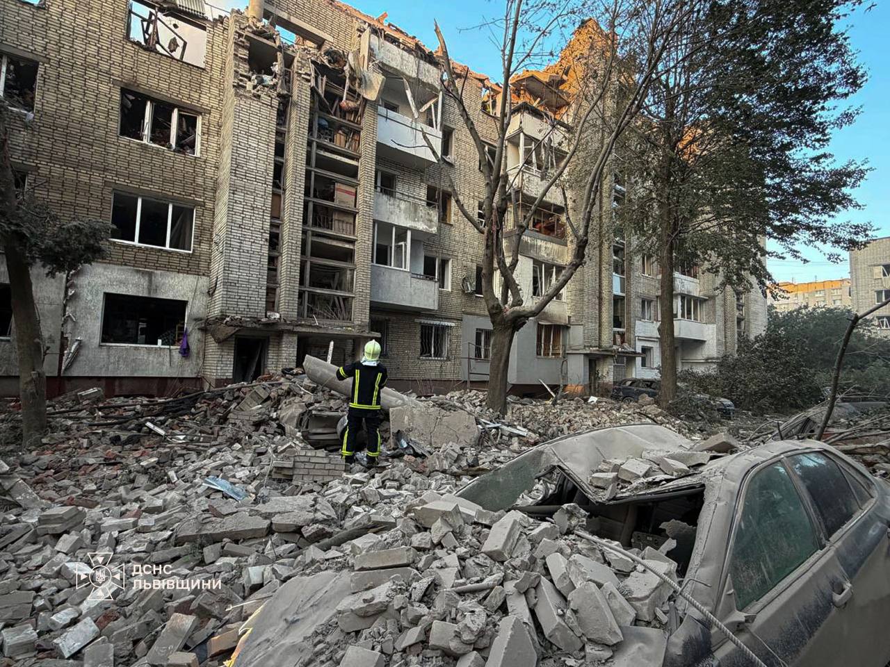Пошкоджений внаслідок влучання ракети багатоповерховий будинок у Львові, 30 липня 2026 року