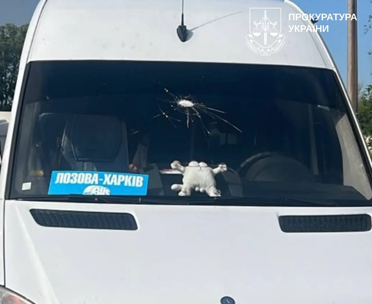 Розбите уламками заднє скло маршрутки «Лозова — Харків», яка потрапила під удар дрона поблизу Високого