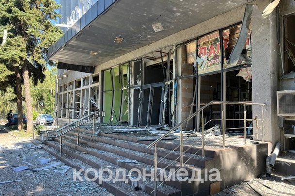 Розбита вітрина будівлі після удару в Сумах