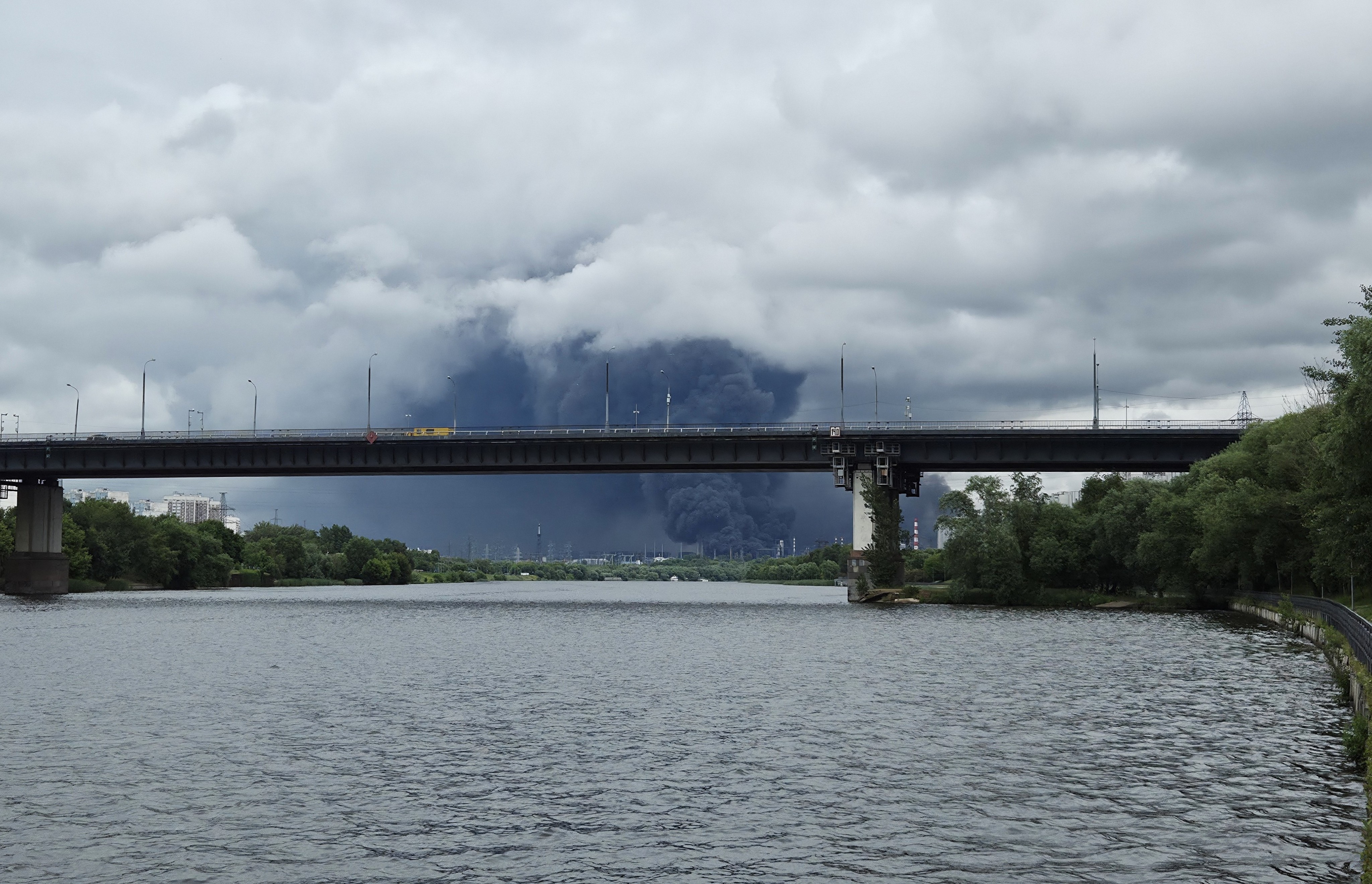 Дим над нафтопереробним заводом у Москві після удару безпілотників