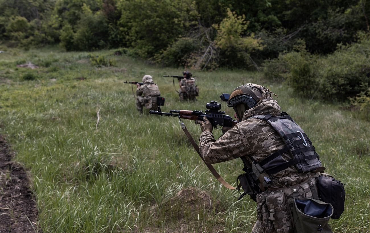 Українські штурмові підрозділи просуваються полем під час наступальної операції