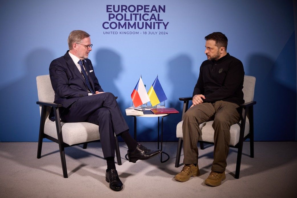 Президент Зеленський і Прем'єр-міністр Чехії Петр Фіала на зустрічі під час саміту Європейського політичного співтовариства, липень 2026 року