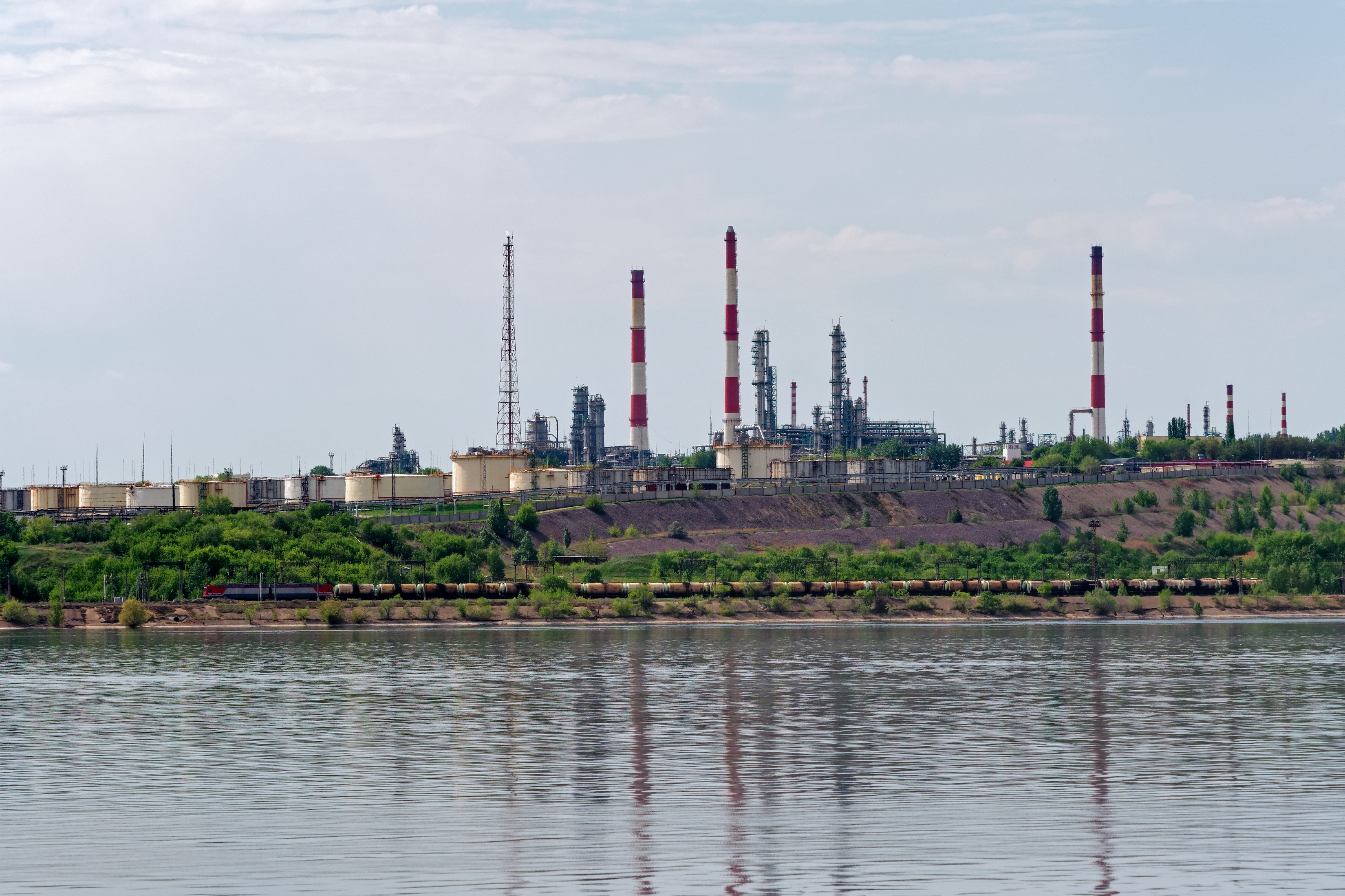 Саратовський нафтопереробний завод на березі Волги
