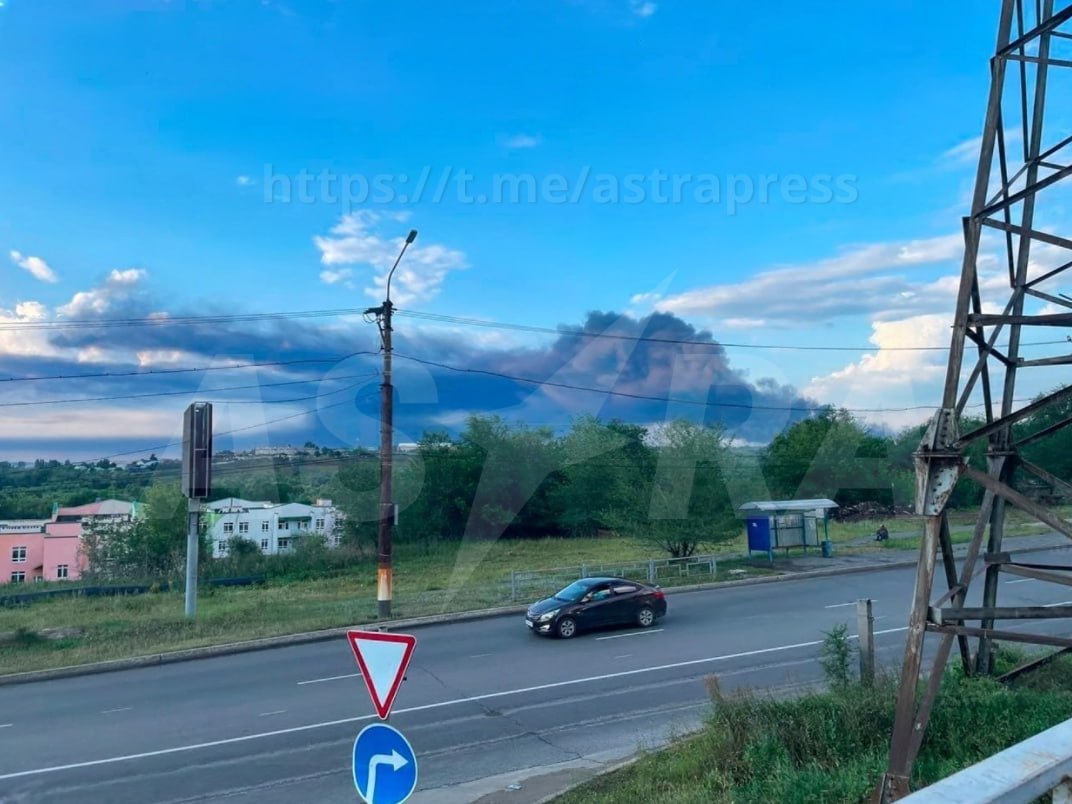 Дим над Сизранню видно з приміської дороги — стовп чорної кіптяви піднімається над обрієм