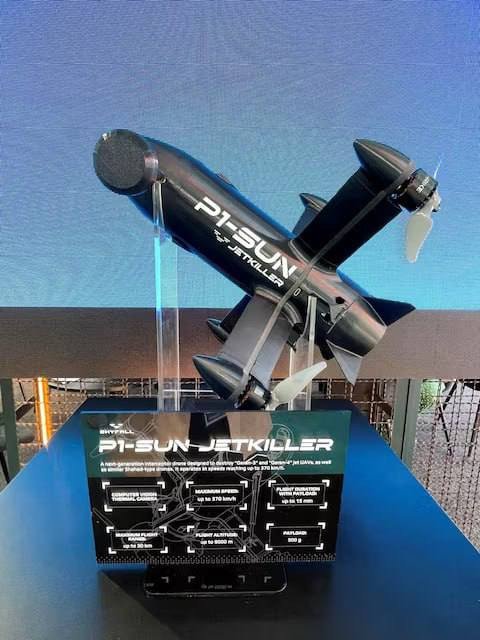 JetKiller на виставковому стенді авіасалону Farnborough поруч із технічними характеристиками