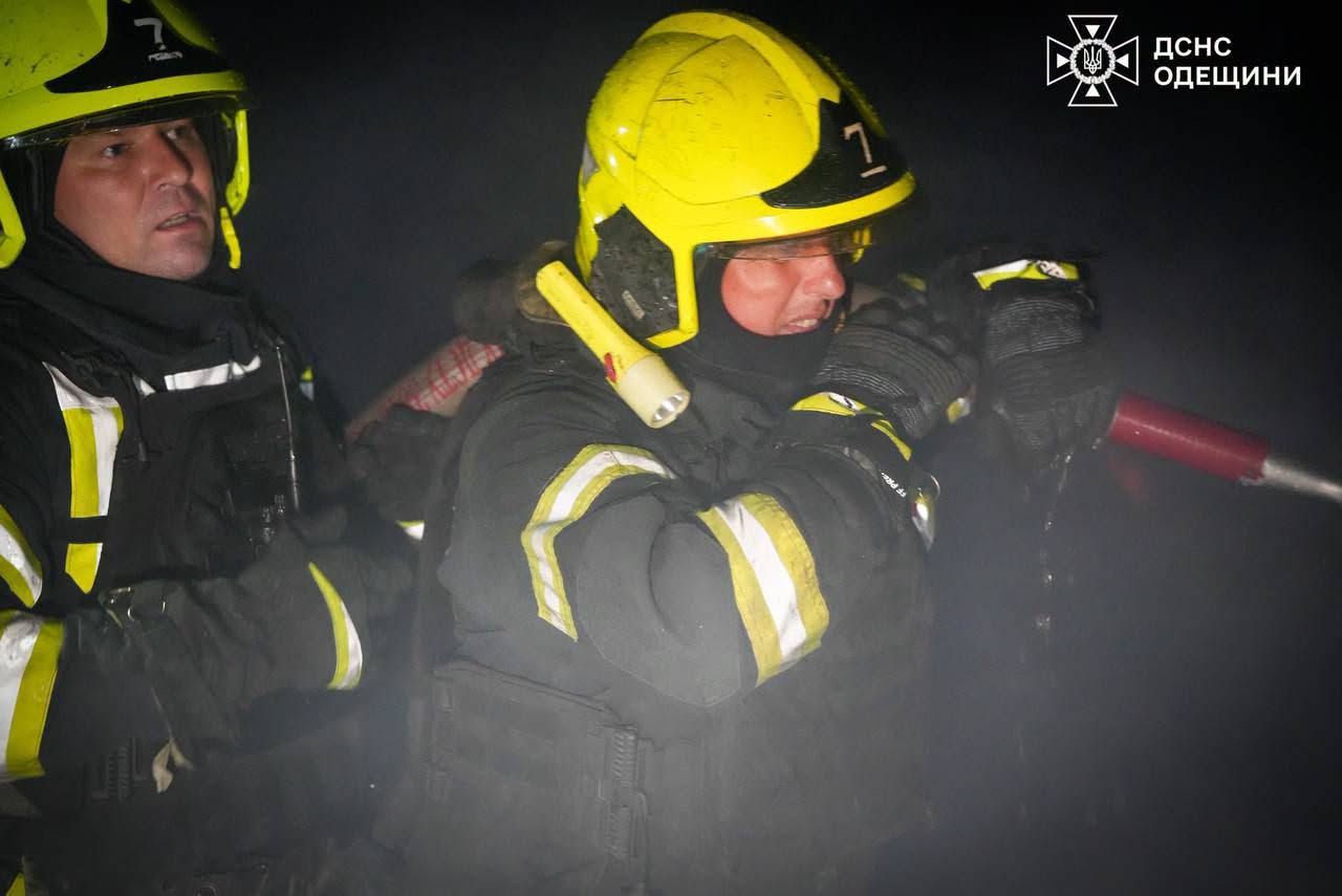 Рятувальники ДСНС на місці пожежі в Одесі після удару
