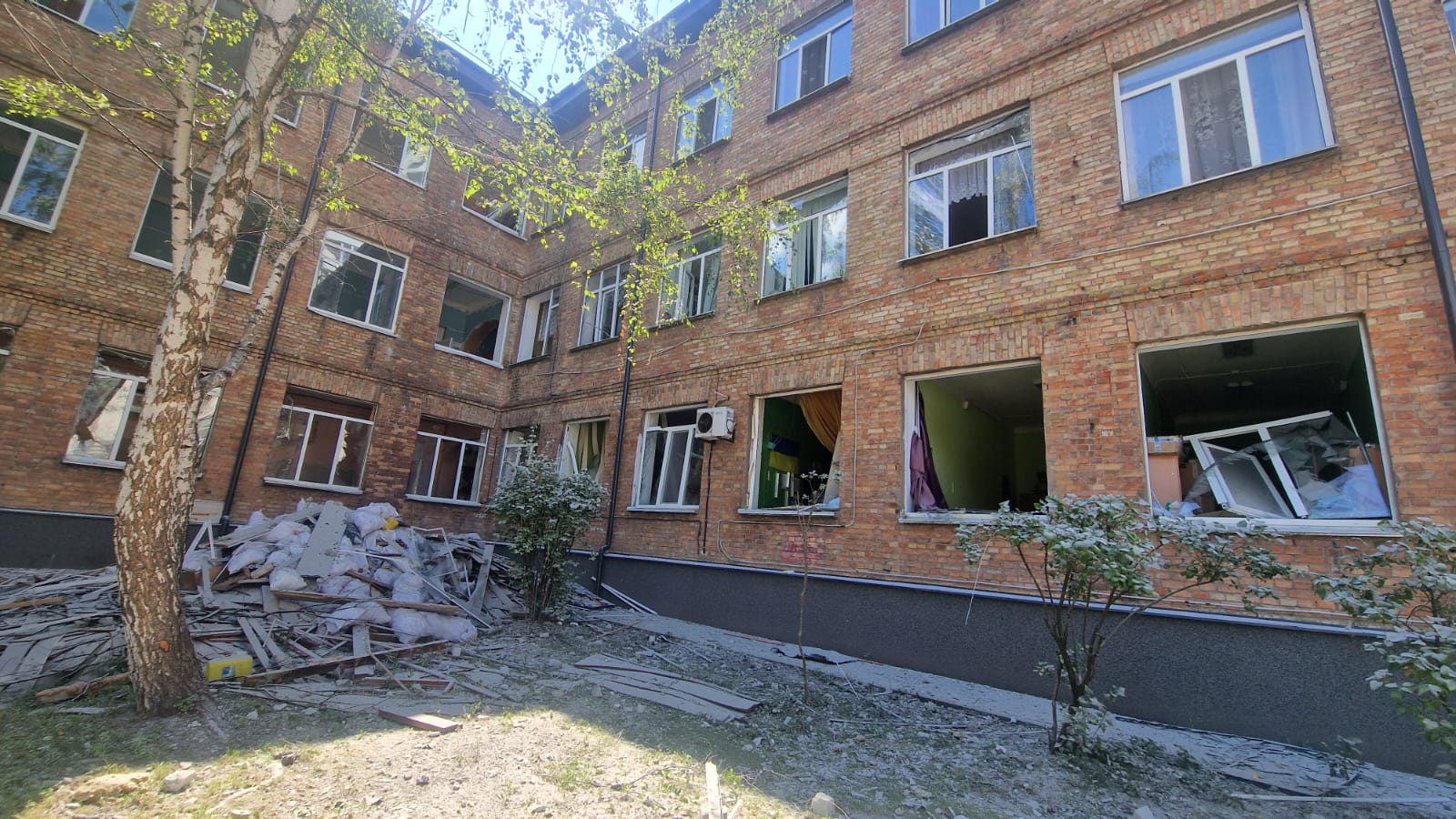 Пошкодження біля будівлі школи в Києві після удару Росії