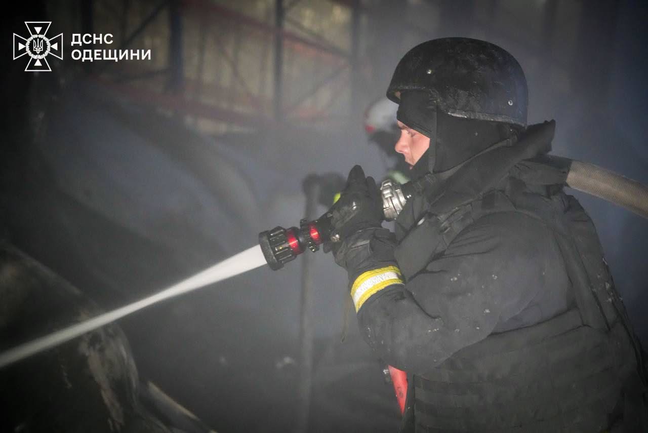 Рятувальники гасять пожежу на складському об'єкті в Одесі вночі