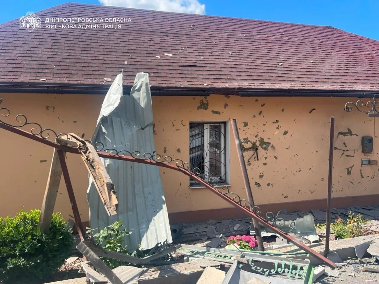 Стіна приватного будинку, пошкоджена осколками, офіційне фото обласної адміністрації