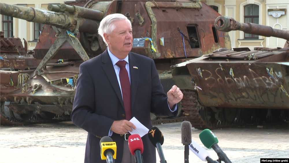 Сенатор Грем спілкується з журналістами на тлі знищеної російської техніки на Михайлівській площі