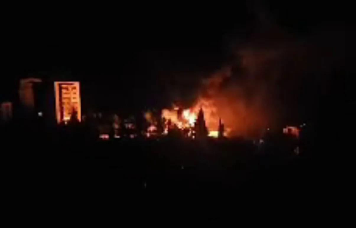 Вибух і заграва пожежі серед темних житлових будинків в окупованій Ялті