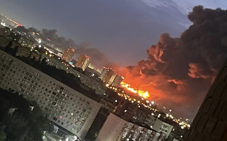 Заграва масштабної пожежі та дим над складським комплексом у Краснодарі вночі