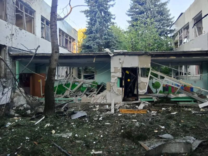 Пошкоджена внаслідок вибухової хвилі будівля дитячого садка в Електросталі