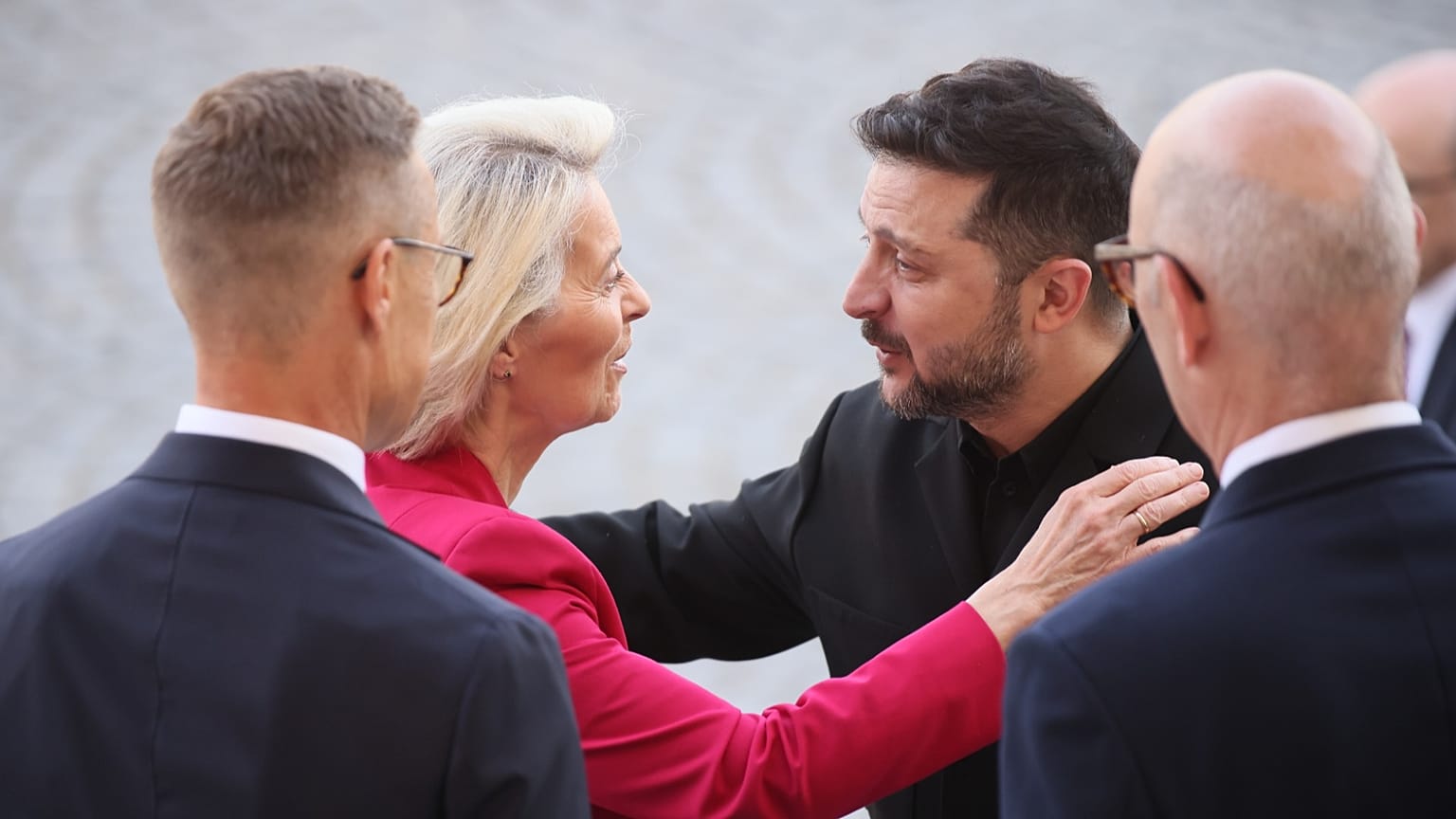 Зеленський і фон дер Ляєн потискають руки з підписаними документами угоди