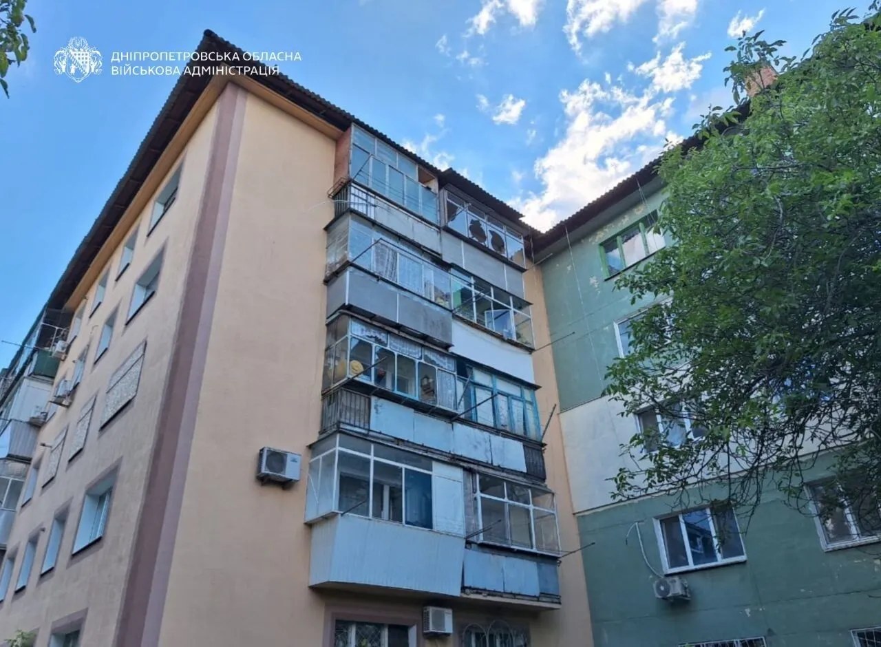 Багатоповерховий житловий будинок з вибитими вікнами балконів, офіційне фото Дніпропетровської обласної військової адміністрації