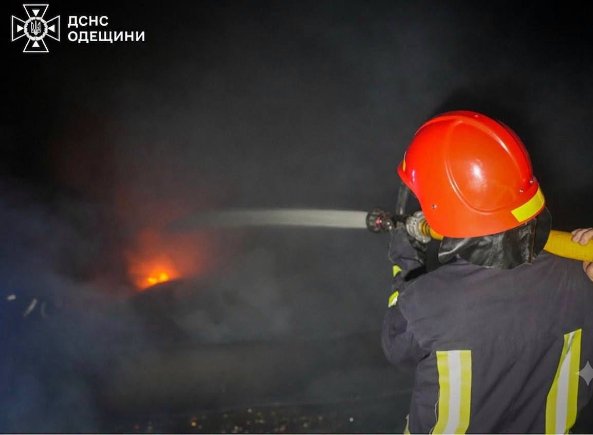 Пошкоджений семиповерховий житловий будинок в Одесі після ракетного удару