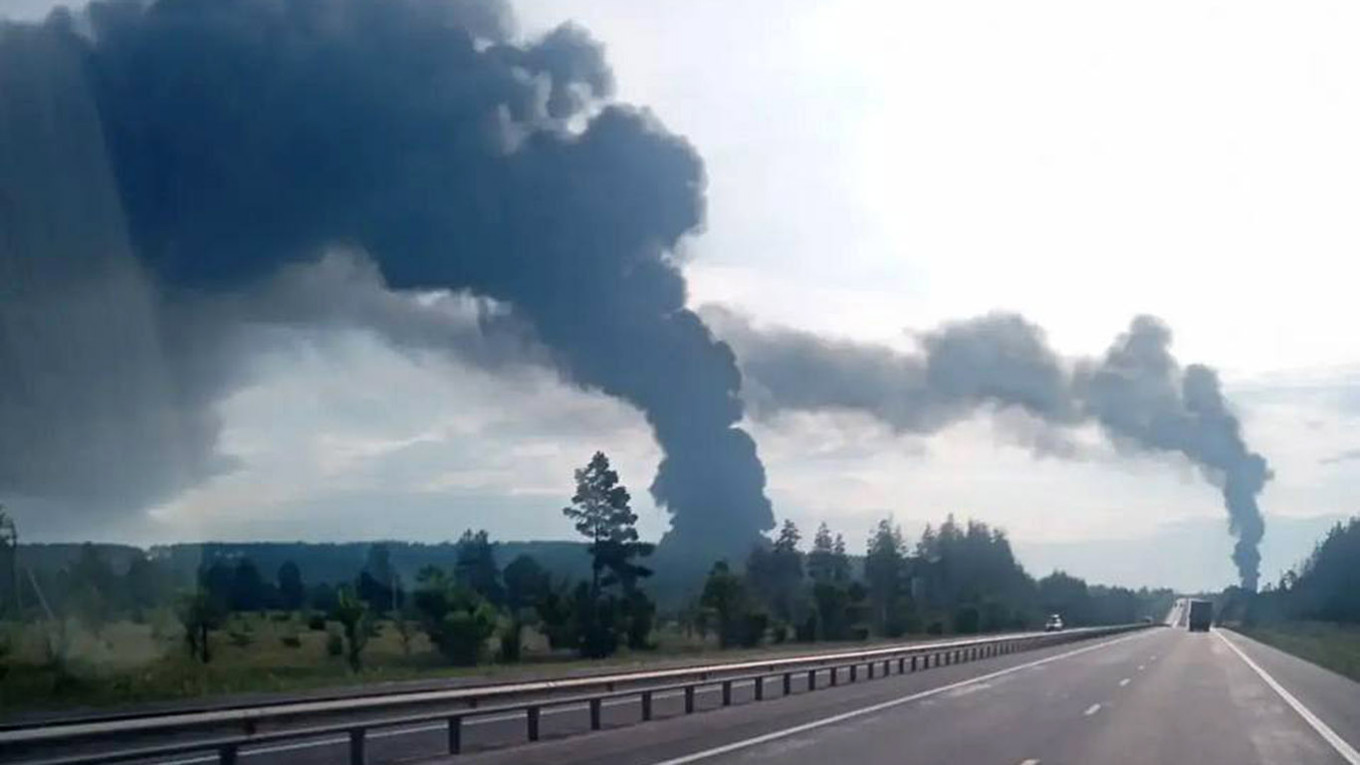 Дим над Ульяновською областю Росії після удару українських дронів по нафтопереробному заводу, 23 липня 2026 року