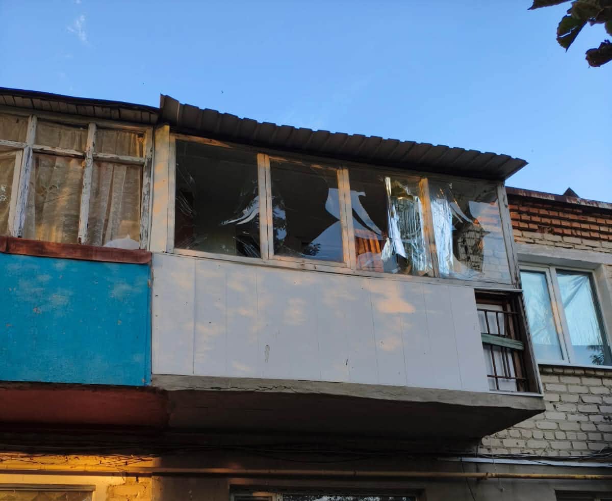 Приватний будинок охоплений вогнем після удару по Харківщині