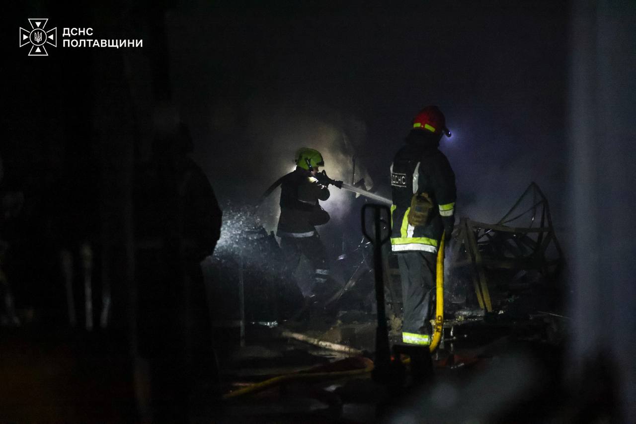 Пожежники гасять пожежу на складі в Полтавській області після нічного удару