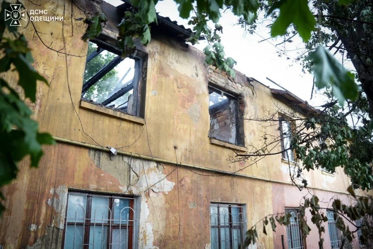 Вигоріла верхня частина двоповерхового житлового будинку в Одесі після удару дрона