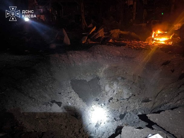 Вирва від падіння уламків ракети в одному з районів Києва