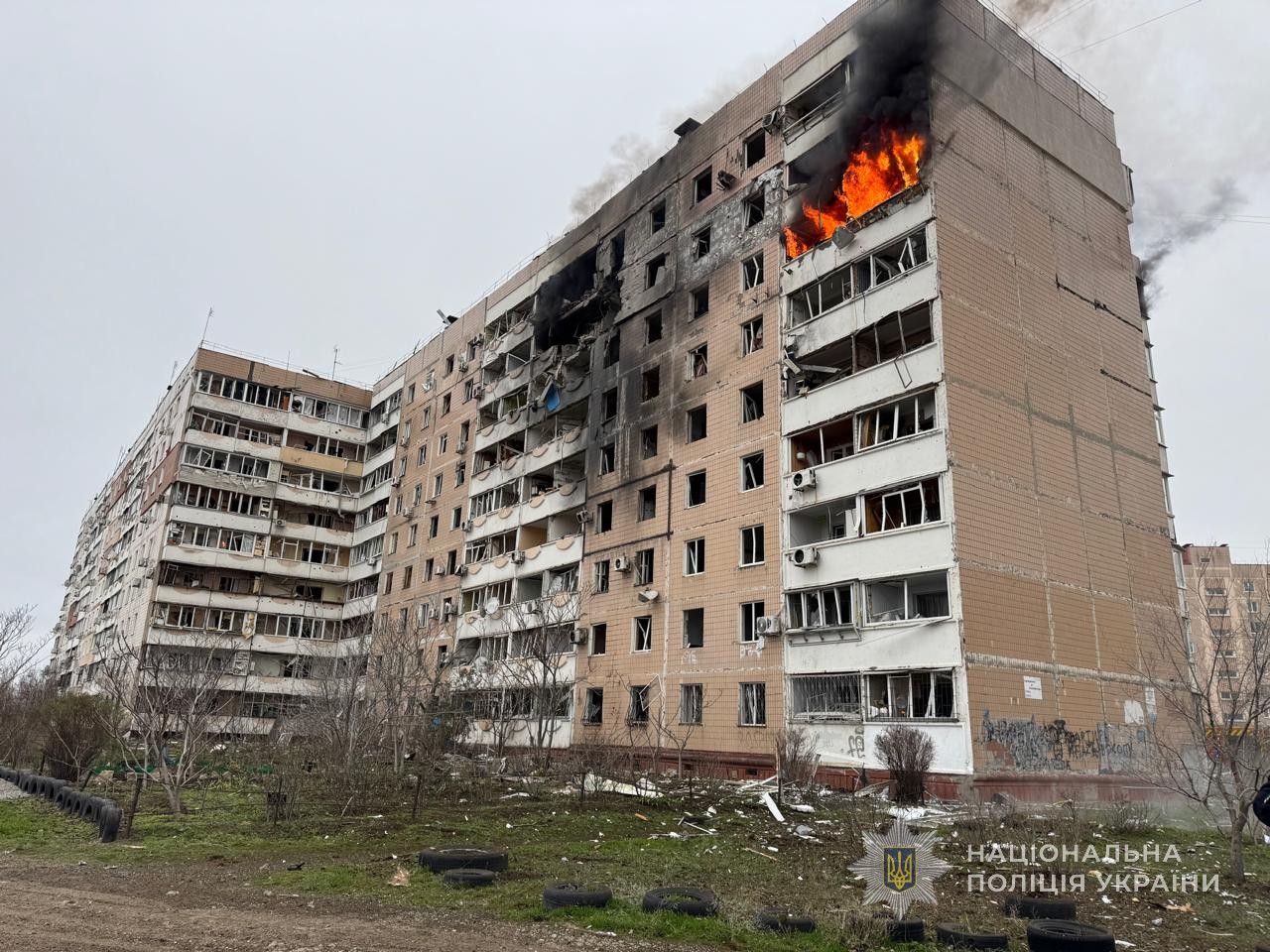 Пошкоджений багатоповерховий будинок у Запоріжжі після російського удару
