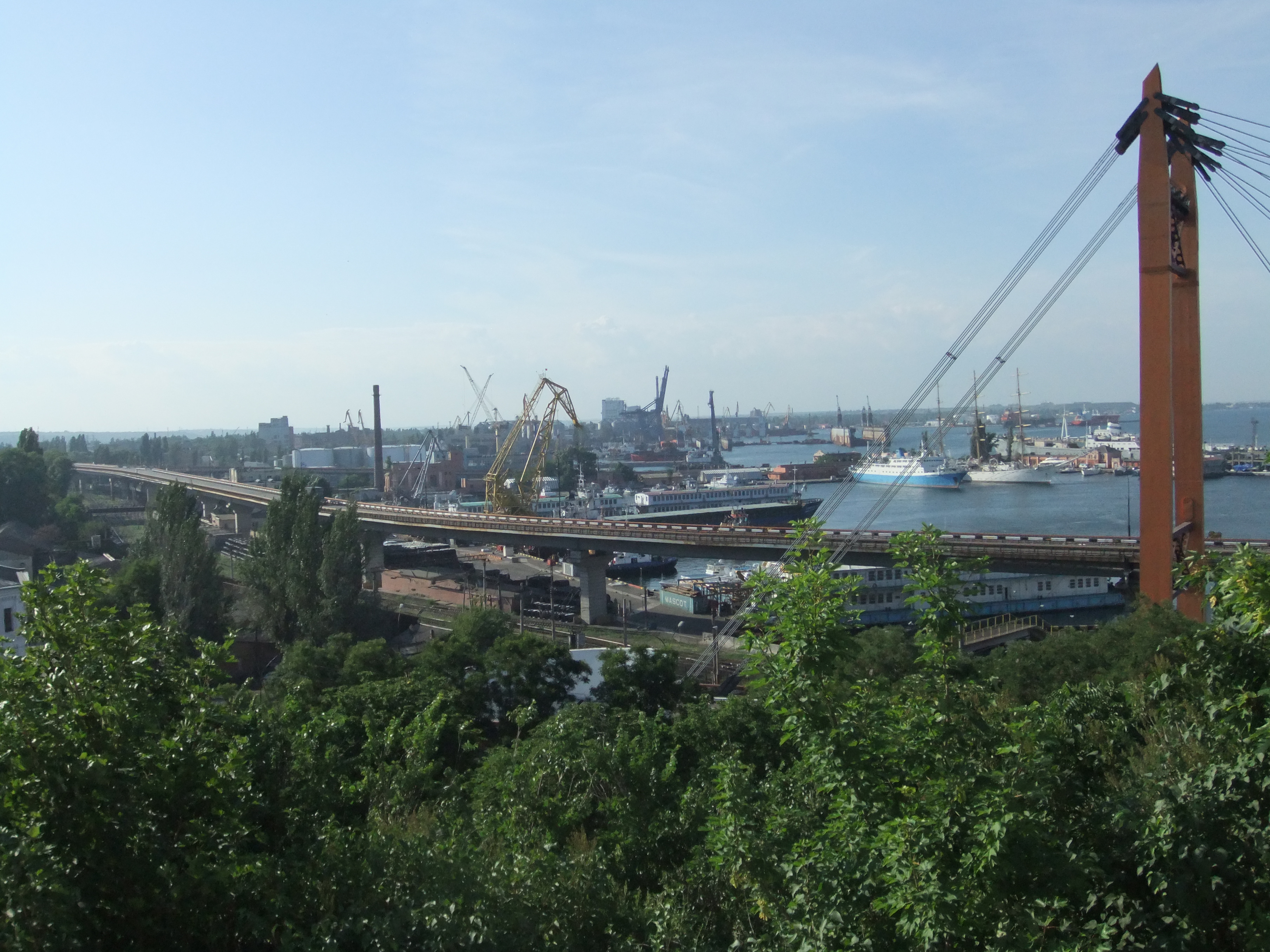 Одеський морський порт — стратегічний об'єкт міста, що регулярно потерпає від російських обстрілів