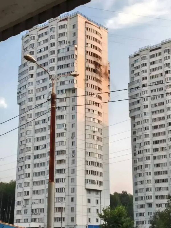 Пошкоджений дроном житловий будинок у Чехові, вид з іншого ракурсу