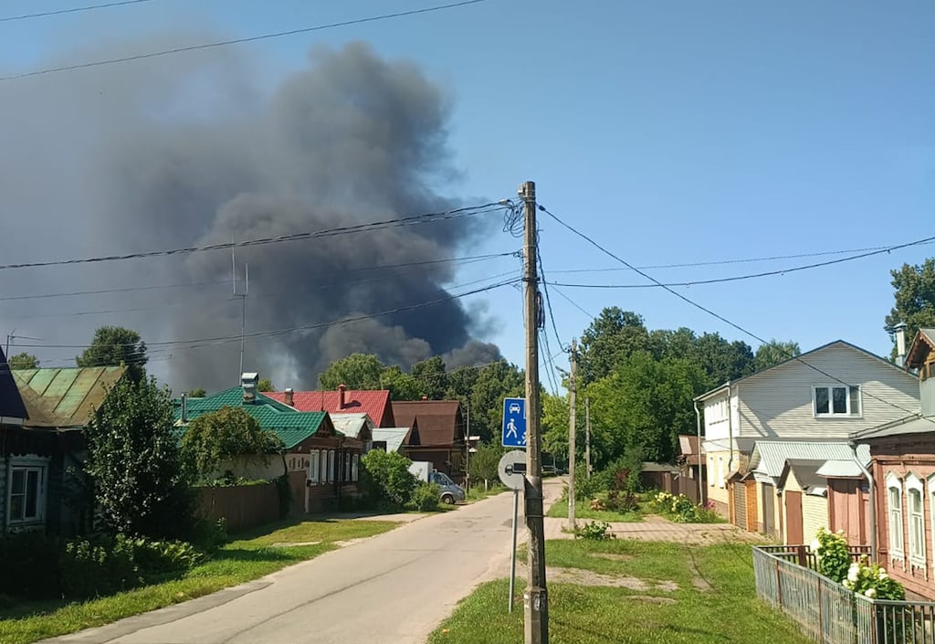Стовп диму над Ногінськом, видимий з сусіднього населеного пункту в Московській області