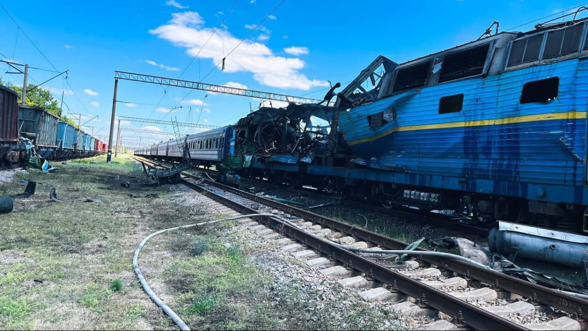 Наслідки удару по локомотиву та вагонах потяга на Запоріжжі