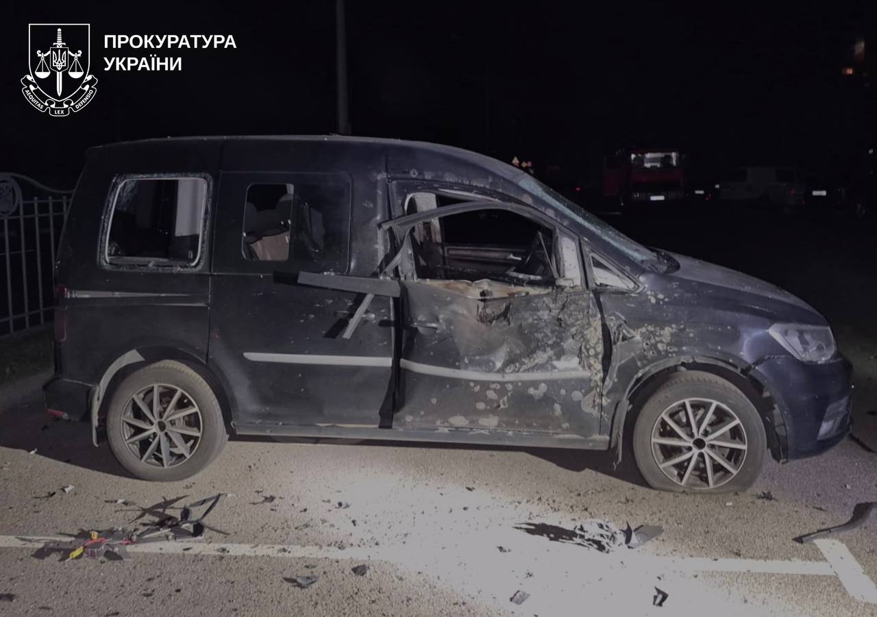 Легковий автомобіль, знищений уламками під час нічної атаки на Харків
